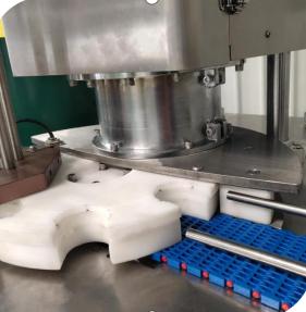 фото Автоматическая вакуумная машина для запайки железных банок (25-40 шт. в мин) от магазина Метасила