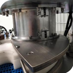 фото Автоматическая вакуумная машина для запайки железных банок (25-40 шт. в мин) от магазина Метасила