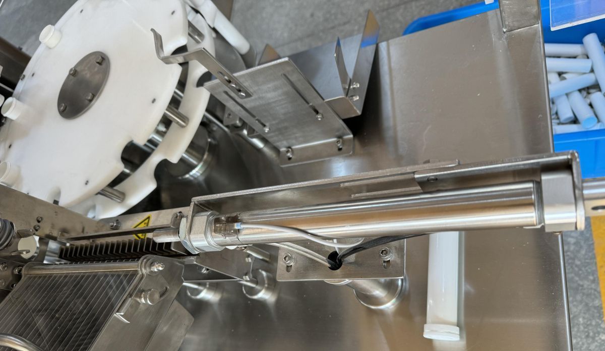 фото Станок для упаковки шипучих таблеток в тубы (модель X400) от магазина Метасила