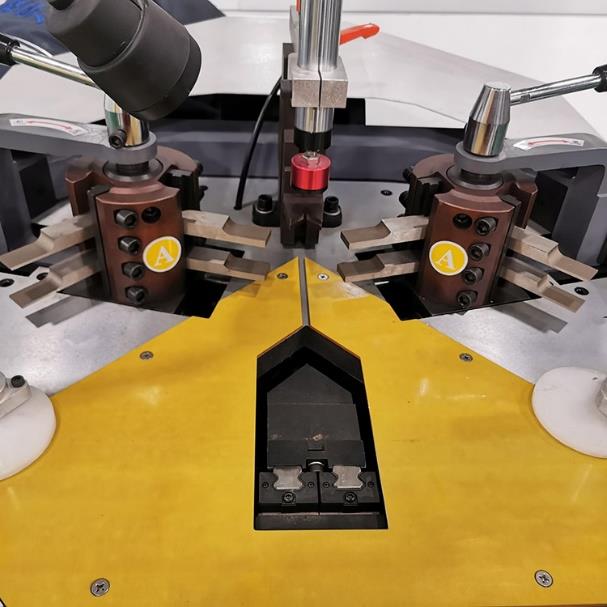 картинка Угловая сварочная машина для пайки алюминиевых окон и дверей (ZX-40) от магазина Метасила