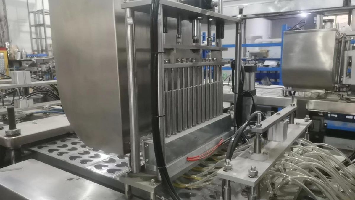 фото Станок для упаковки соусов в Дип Пот (модель CC-1400) от магазина Метасила