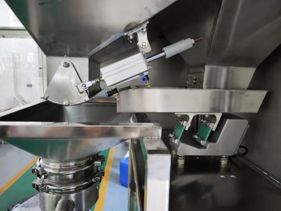 фото Полуавтоматическая линия для фасовки порошковой и гранулированной продукции (25 кг) от магазина Метасила