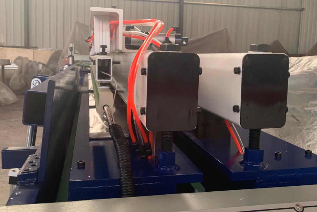 картинка Гибочно-сварочный аппарат для пластиковых листов (модель ZSD-2000) от магазина Метасила