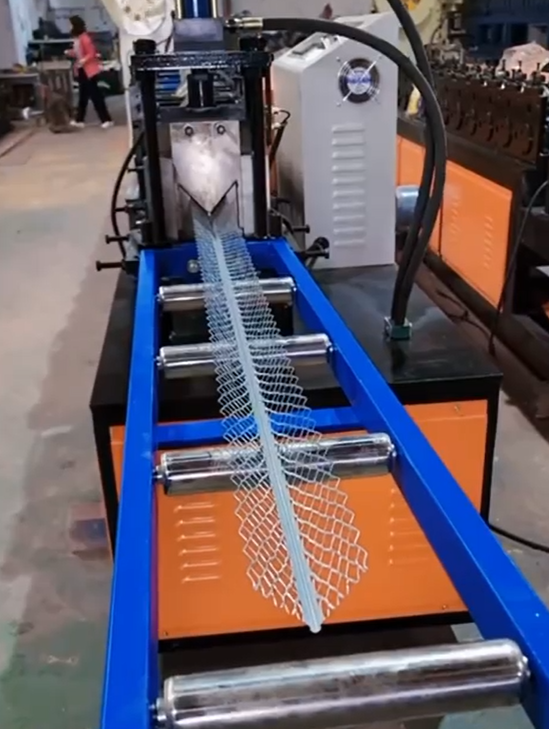 картинка Автоматическая линия изготовления штукатурного уголка, модель 3KL от магазина Метасила