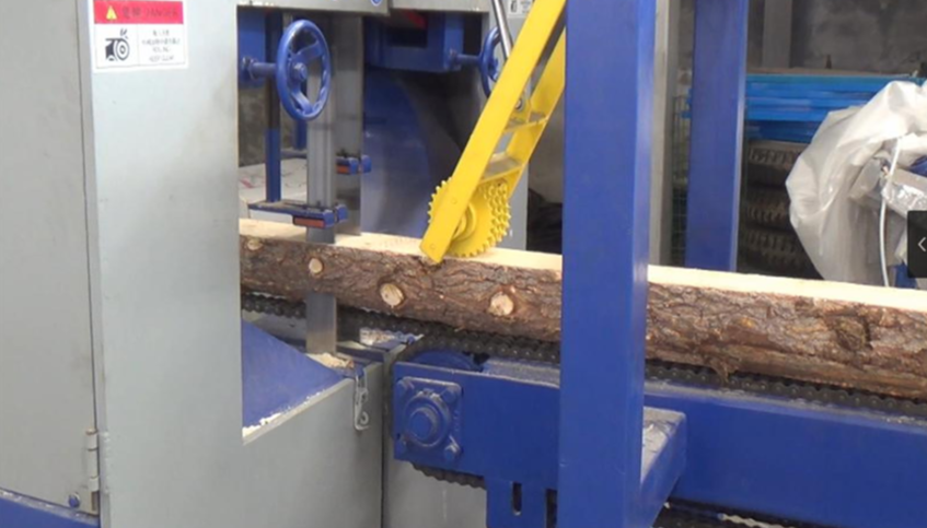 картинка Вертикальный ленточнопильный станок для распиловки бревен, модель A300  от магазина Метасила