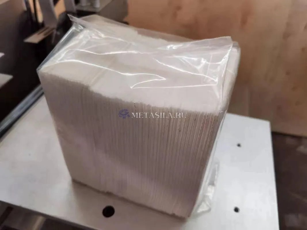 картинка Полуавтоматическая машина для упаковки и запечатывания стоматологической нагрудной салфетки от магазина компании Метасила